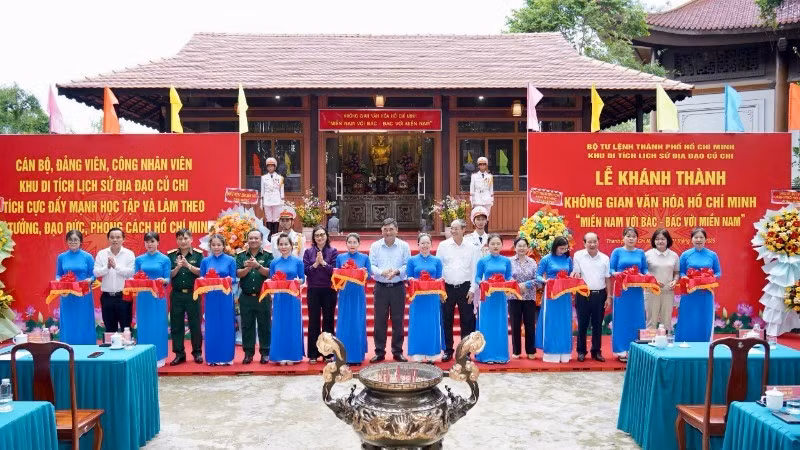Delegates cut the ribbon at the inauguration of the Ho Chi Minh Cultural Space at Cu Chi Tunnels. (Photo: nhandan.vn)