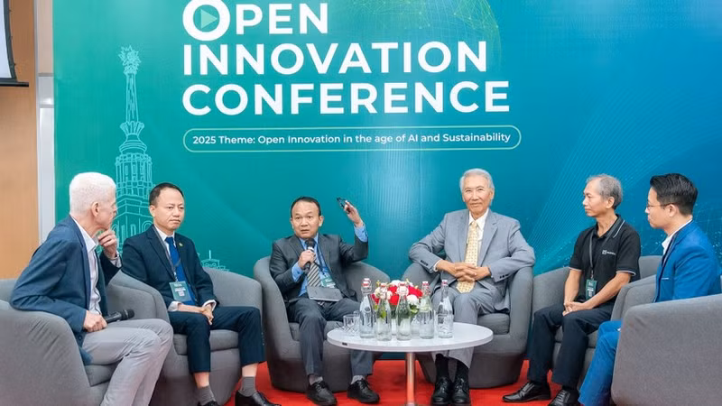 Experts are participating in a panel discussion on open innovation in the semiconductor industry in emerging markets.