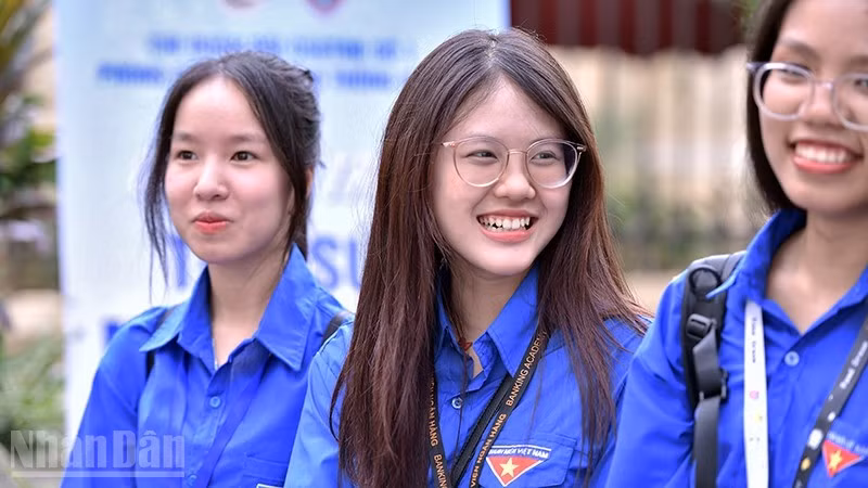 Youth Union members and young people in Ha Noi participate in volunteer activities under the 2025 “Exam Support Campaign”.