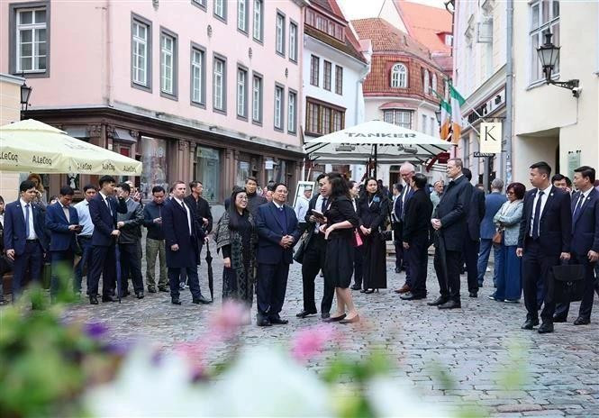 PM Pham Minh Chinh, his spouse, and the Vietnamese delegation tour Tallinn Old Town on June 5. (Photo: VNA)