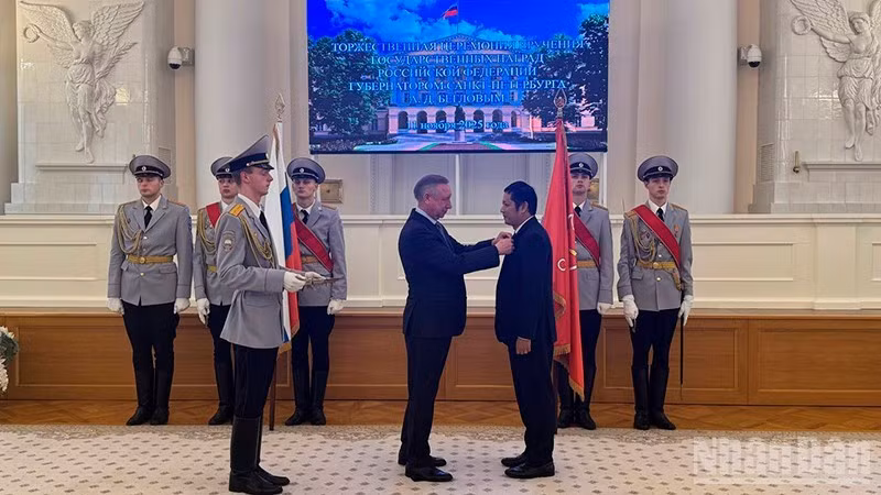Saint Petersburg Governor Alexander Beglov presents the city’s high distinction to Nguyen Quoc Hung