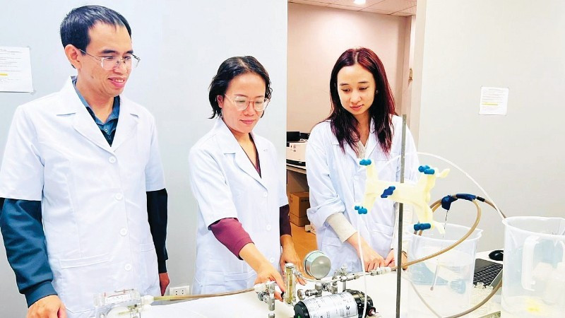 Professor, Dr Tran Thi Viet Nga (centre), Director of the Viet Nam–Japan Institute of Advanced Technology and Senior Lecturer at the Faculty of Environmental Engineering, Ha Noi University of Civil Engineering, was honoured with the Kovalevskaia Award 2025. Photo: LE THUY