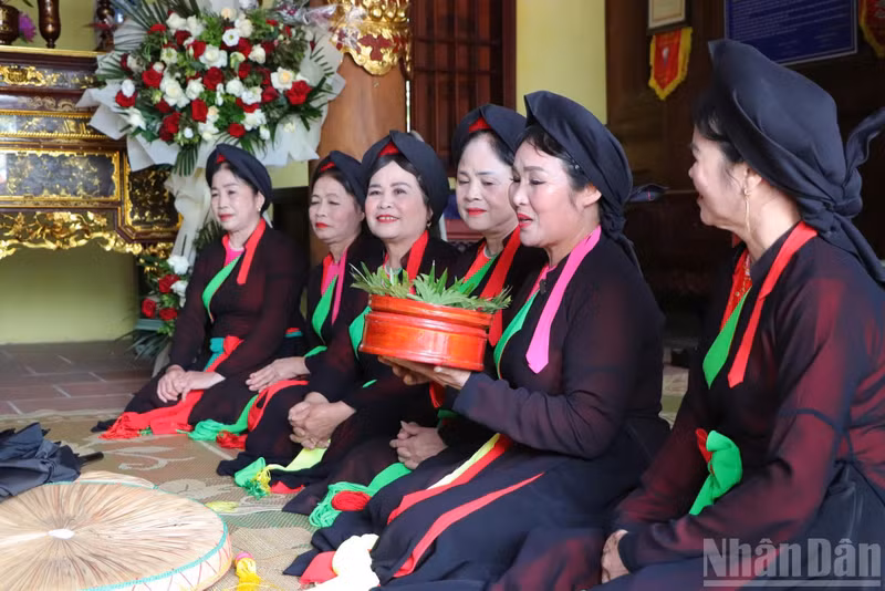 Female Quan ho singers of the Diem Village Quan ho Club, the “cradle” of the Quan ho ancestor.