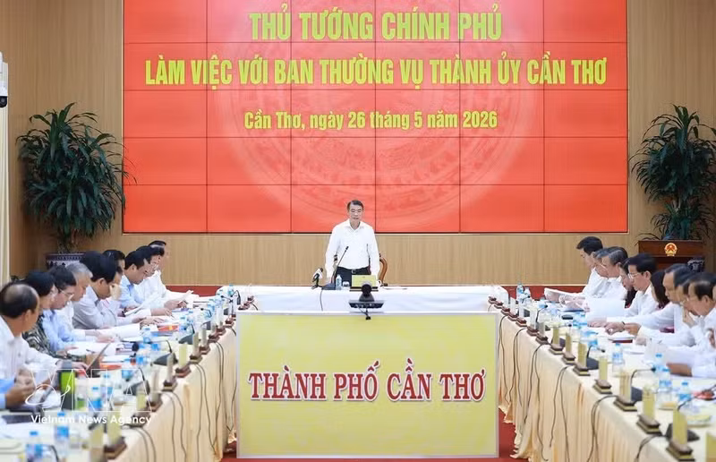 Prime Minister Le Minh Hung speaks at the working session with the Standing Board of the Can Tho municipal Party Committee. (Photo: VNA)