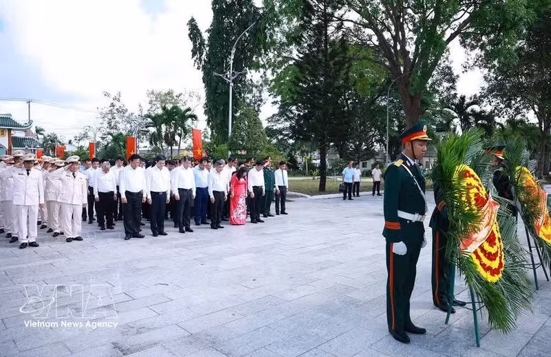 Prime Minister Le Minh Hung and delegates pay floral tribute and offer incense at the Can Tho Martyrs’ Cemetery. (Photo: VNA)