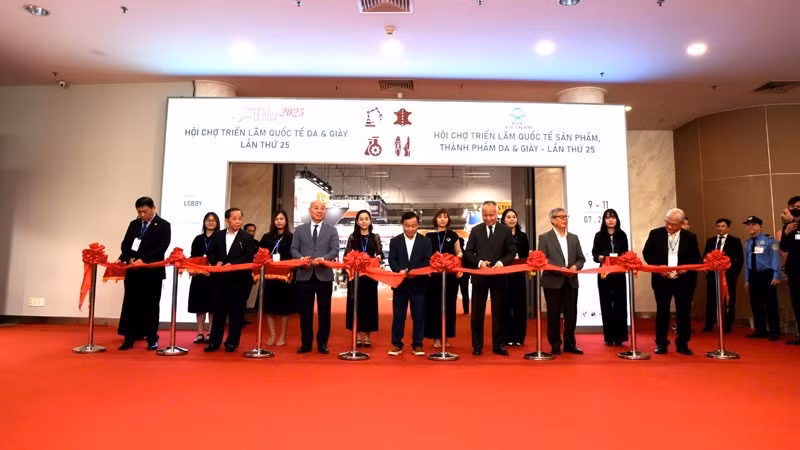 Delegates cut the ribbon at the opening ceremony of the 25th International Leather and Footwear Expo.