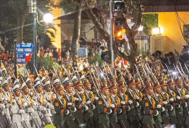 Formations taking part in the first joint rehearsal for the grand military parade marking the 80th anniversary of the August Revolution and National Day (September 2) move along streets. (Photo: VNA)