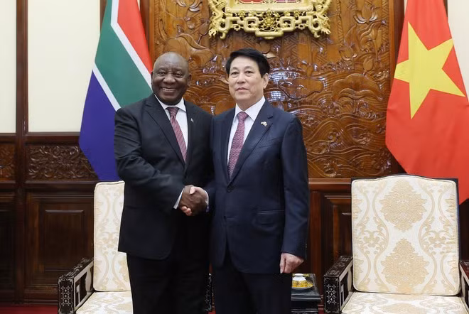 Viet Nam's State President Luong Cuong (right) and South African President Matamela Cyril Ramaphosa (Photo: VNA)