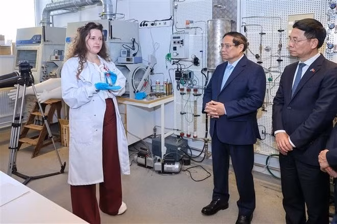 Prime Minister Pham Minh Chinh (C) at the division of nuclear science and engineering (NSE) in the Physics Department at the Royal Institute of Technology (KTH) of Sweden on June 13, 2025. (Photo: VNA)