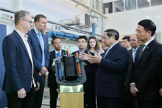 Prime Minister Pham Minh Chinh (second, right) visits the division of nuclear science and engineering (NSE) in the Physics Department at the Royal Institute of Technology (KTH) of Sweden on June 13, 2025. (Photo: VNA)