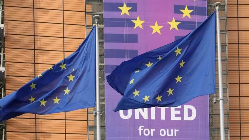 The flag of the European Union flies outside the Berlaymont building, headquarters of the European Commission, in Brussels, Belgium. (Photo: Xinhua)