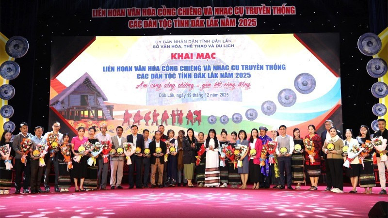 Leaders of the Dak Lak Provincial Department of Culture, Sports and Tourism present flowers and emblems to participating delegations.