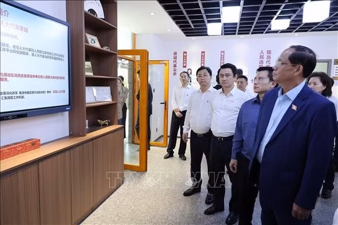 National Assembly Vice Chairman Tran Quang Phuong and his delegation at Sichuan's venue for interaction between deputies and constituents. (Photo: VNA)