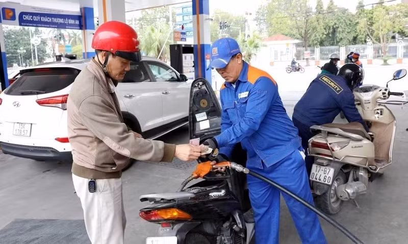 Fuel taxes are slashed to 0% from April 16 under a National Assembly resolution. (Illustrative photo: VNA)