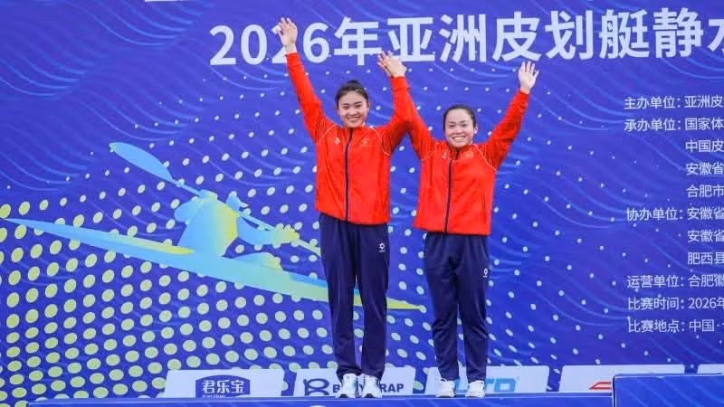Diep Thi Huong and Nguyen Thi Huong on the podium after winning silver in the women’s double 1,000m event.