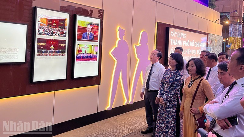 Delegates visit an exhibition on the newly inaugurated Photography Walkway in Ho Chi Minh City. (Photo: LINH BAO)