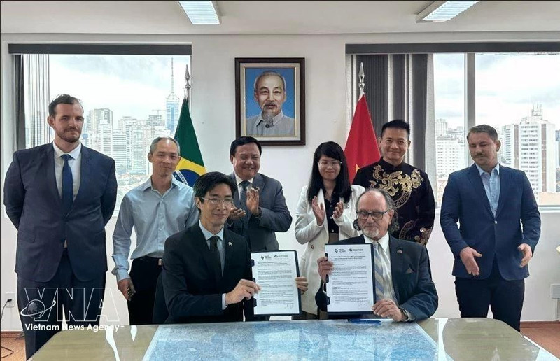 Delegates at the signing ceremony of the MoU between the Brazil–Viet Nam Chamber of Commerce (BVC) and the Espirito Santo Chapter of the Brazil–Viet Nam Chamber of Commerce and Industry (CCBV-ES). (Photo courtesy of the Vietnamese Embassy in Brazil)
