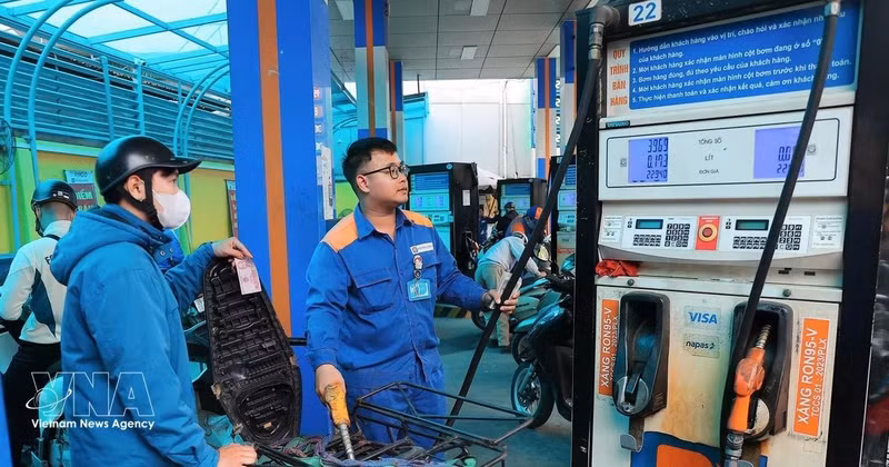 Customers buy and sell fuel at a Petrolimex petrol station. (Photo: VNA)