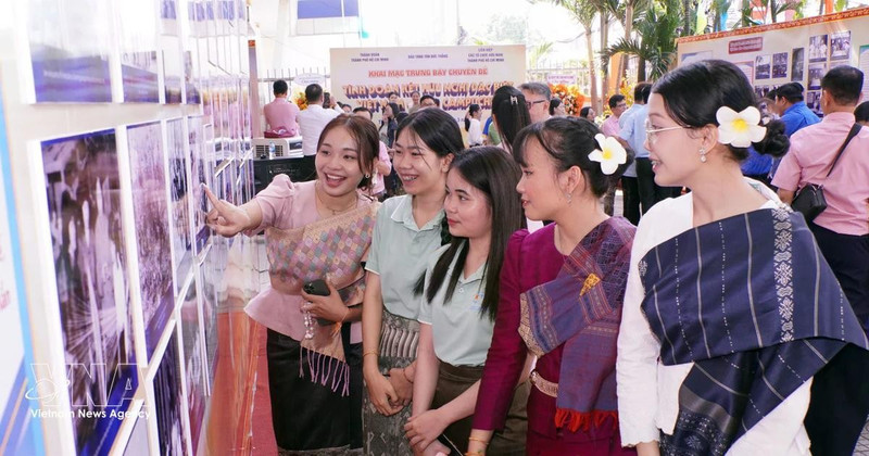 Students visit the exhibition (Photo: VNA)