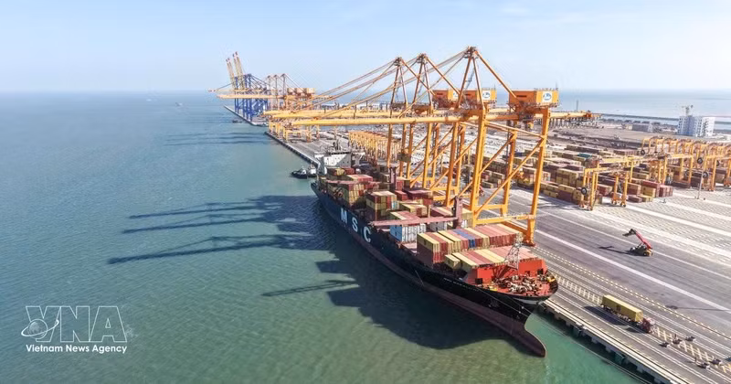 The first commercial vessel officially docks at berths 3 and 4 of Hai Phong Port Joint Stock Company. (Photo: VNA)