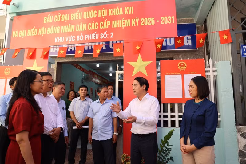 Khanh Hoa Party Secretary Nghiem Xuan Thanh inspects election preparations at Polling Station No. 2 in Bac Nha Trang ward. (Photo: VNA)