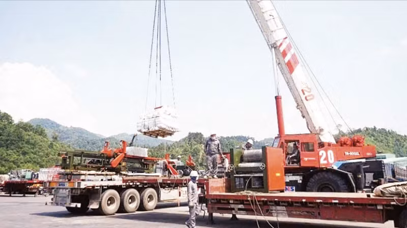 Workers of Huu Nghi Xuan Cuong Joint Stock Company operate specialised cranes for cargo transshipment at Huu Nghi Border Gate in Lang Son Province.