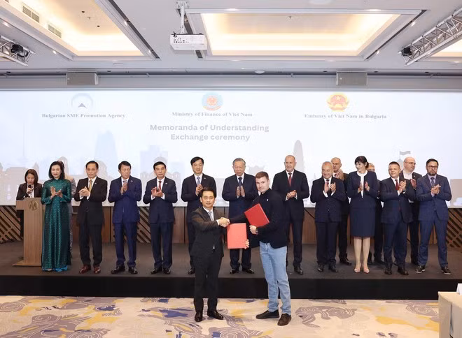 The two leaders witness the exchange of several cooperation agreements at the forum. (Photo: VNA)