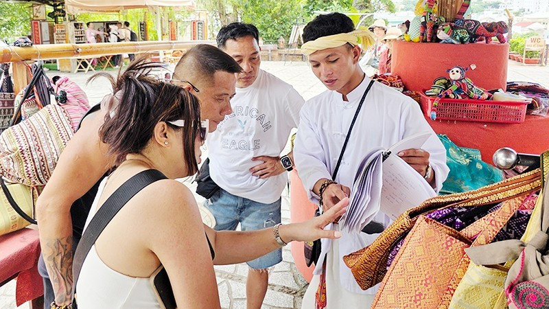 Sales staff advise and introduce products to tourists. (Photo: NAM ANH)