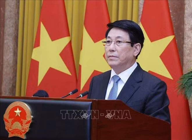 State President Luong Cuong speaks at the meeting with the newly-appointed foreign ambassadors in Ha Noi on December 12, 2025. (Photo: VNA)