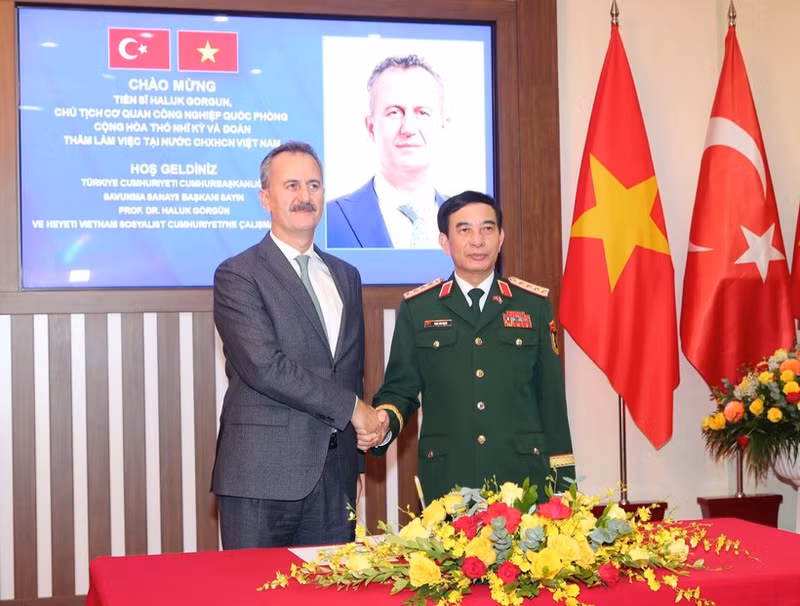Minister of National Defence General Phan Van Giang (R) welcomes President of the Turkish Defence Industry Agency Haluk Görgün in Ha Noi on October 13. (Photo: VNA)