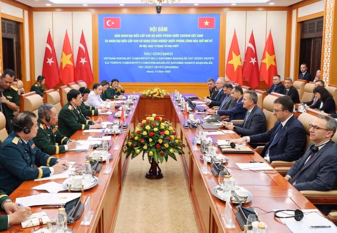 At the talks between Minister of National Defence General Phan Van Giang and President of the Turkish Defence Industry Agency Haluk Görgün (Photo: VNA)