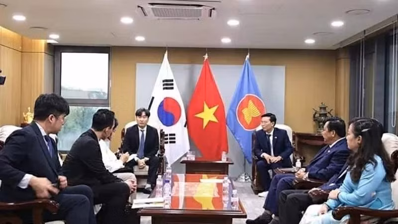 Within the framework of the conference, a networking seminar was organised to connect Quang Tri Province with Hanwha Energy Group and Tay Ninh Province with GS Group of the RoK. (Photo: Embassy of Viet Nam in the RoK)