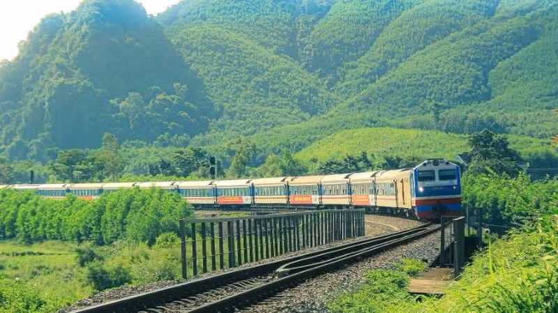 Under the proposal prepared by the VRC, the tourist train will travel approximately 190 km, connecting Hue, Dong Ha, My Trach, Dong Hoi and Tho Loc stations. (Illustrative photo: VNA)