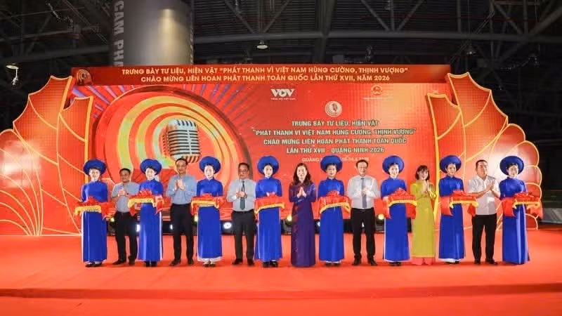 Delegates cut the ribbon to open the exhibition of documents and artefacts themed “Broadcasting for a strong and prosperous Viet Nam”.