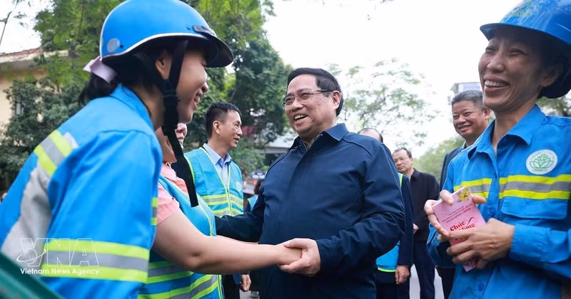 PM Pham Minh Chinh extends Tet greetings to sanitation workers at Yen The Alley on Nguyen Thai Hoc Street. (Photo: VNA)