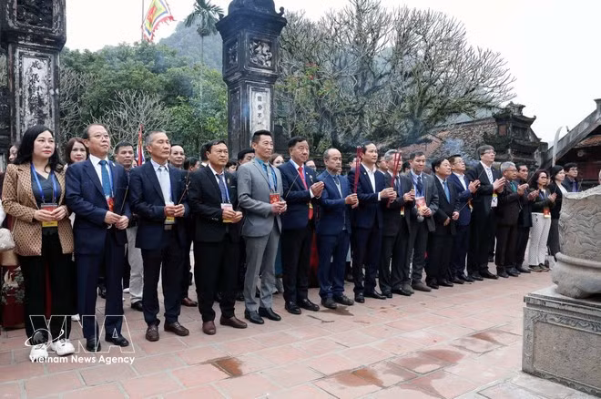 The overseas Vietnamese delegation visits and offers incense at the King Dinh and King Le Temple complex in Ninh Binh province on February 7. (Photo: VNA)