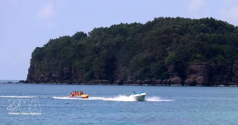 Tourists enjoy water sports off the coast of Phu Quoc (Photo: VNA)