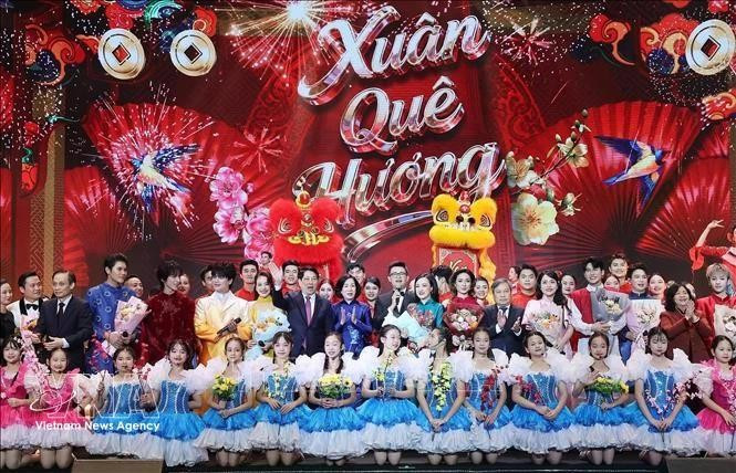 President Luong Cuong, his spouse, delegates and artists at the special Spring Homeland Art Programme 2026. (Photo: VNA)