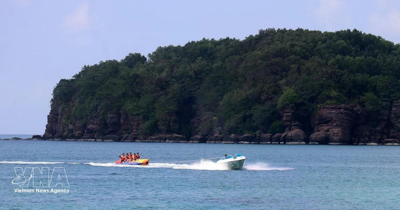 Tourists enjoy water sports off the coast of Phu Quoc (Photo: VNA)