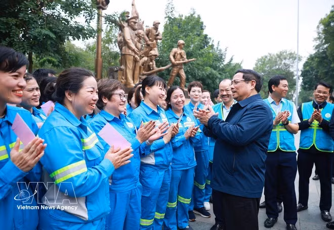 PM Pham Minh Chinh visits and encourages sanitation workers in Ha Noi. (Photo: VNA)