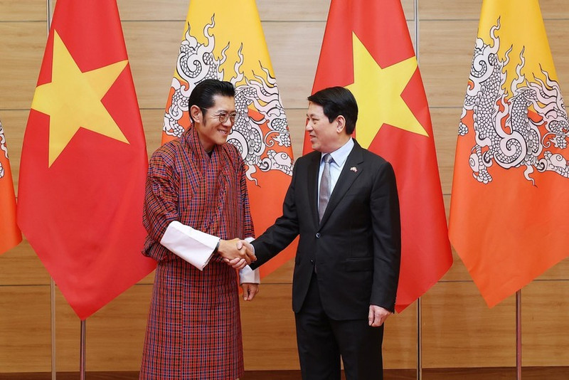 Vietnamese President Luong Cuong (right) welcomes King of Bhutan Jigme Khesar Namgyel Wangchuck at a banquet held in honour of the latter in Ha Noi on August 19, 2025. (Photo: VNA)
