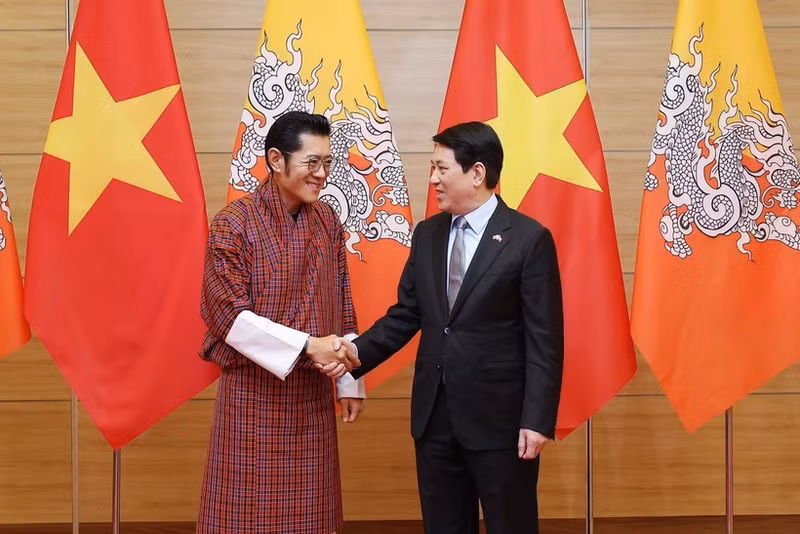Vietnamese President Luong Cuong (right) welcomes King of Bhutan Jigme Khesar Namgyel Wangchuck at a banquet held in honour of the latter in Ha Noi on August 19, 2025. (Photo: VNA)