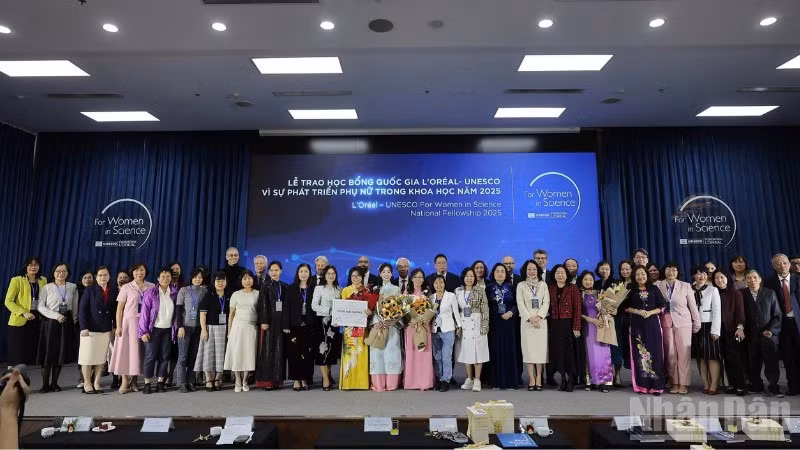 Female intellectuals are honoured at the 2025 L’Oréal–UNESCO For Women in Science scholarship programme.