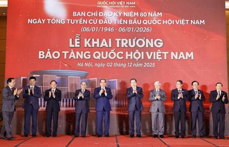 From right: National Assembly (NA) Chairman Tran Thanh Man (5th), former Party General Secretary Nong Duc Manh (6th), former NA Chairman Nguyen Sinh Hung (7th), and others perform the inauguration ritual of the NA museum in Ha Noi on December 2. (Photo: VNA)