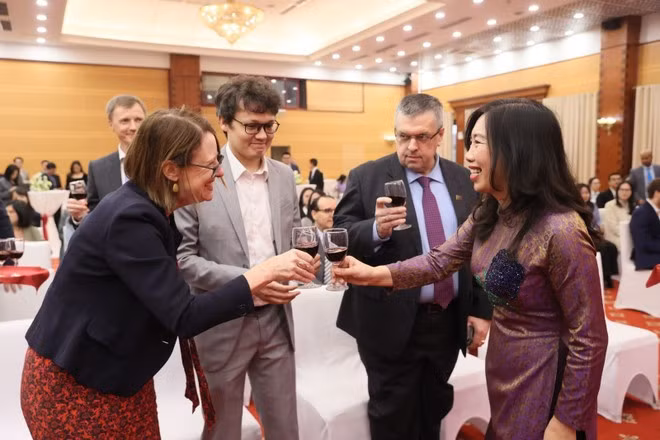Deputy Minister of Foreign Affairs Le Thi Thu Hang (R) and other participants at the meeting (Photo: The Ministry of Foreign Affairs)