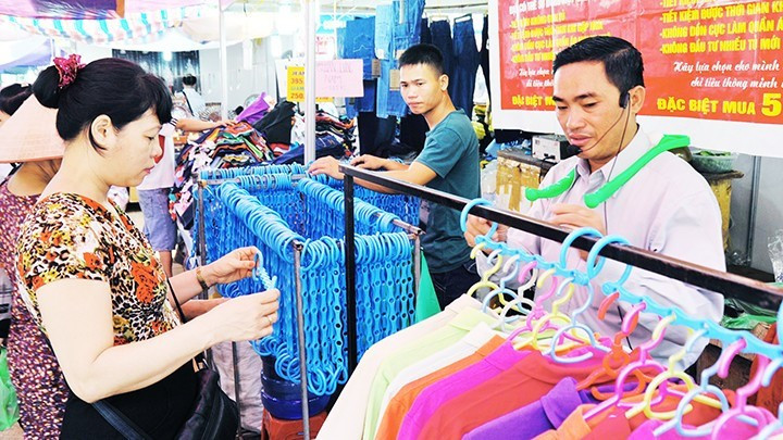 A supportive policy is needed to help household businesses transition to formal enterprises. (Photo: SONG ANH)
