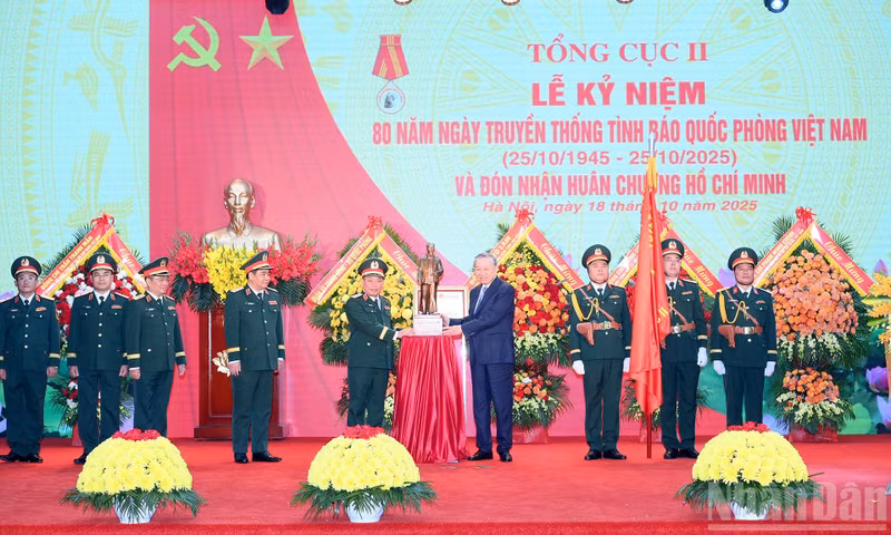 Party General Secretary To Lam, Secretary of the Central Military Commission, also presented a statue of President Ho Chi Minh to the General Department.