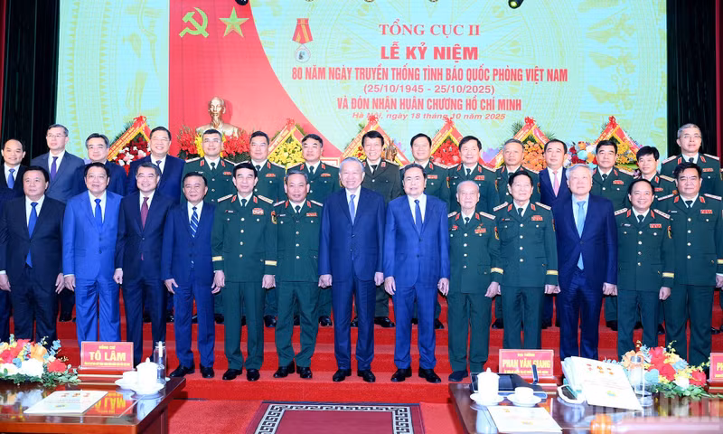 Party General Secretary To Lam, Secretary of the Central Military Commission, together with Party and State leaders and other delegates, attended and celebrated the event.