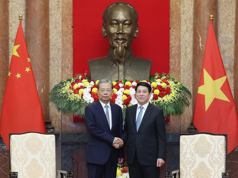 State President Luong Cuong (R) and Zhao Leji, member of the Standing Committee of the Political Bureau of the Communist Party of China (CPC) Central Committee and Chairman of the Standing Committee of the National People’s Congress (NPC) of China, in Ha Noi on September 1 (Photo: VNA)
