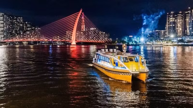 Tourists can experience city views from the Saigon River on boats. (Photo: nhandan.vn)